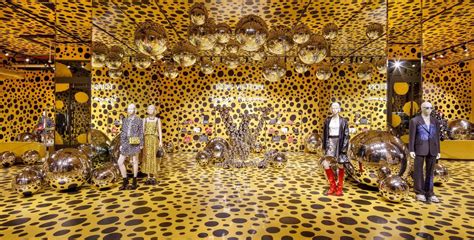 louis vuitton japanse kunstenaar|Wil je zien: Louis Vuitton x Yayoi Kusama op bijzondere manier .